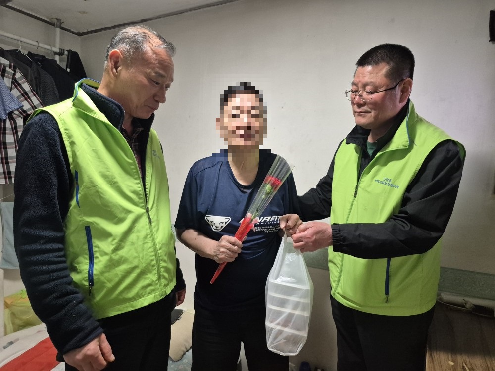 구리시 인창동지역사회보장협의체, 어버이날 맞아 홀로 어르신 대상 카네이션과 위문품 전달