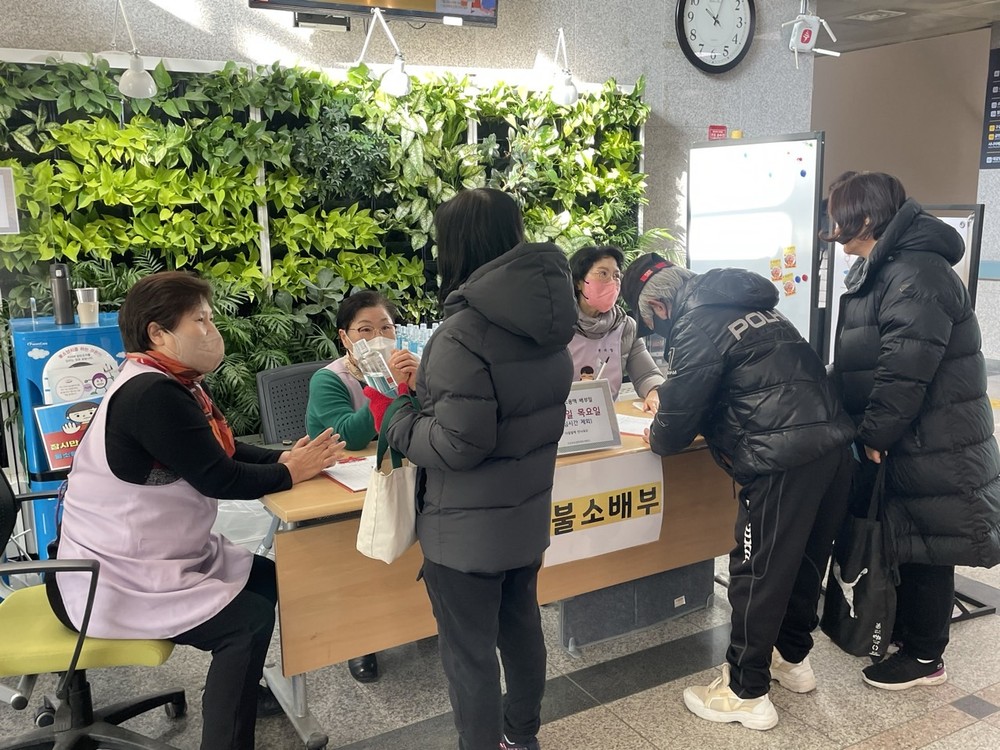 구리시, “매달 첫째 주 목요일, 불소 나눠드려요” 시민 치아 건강 위해 불소용액 무료 배부