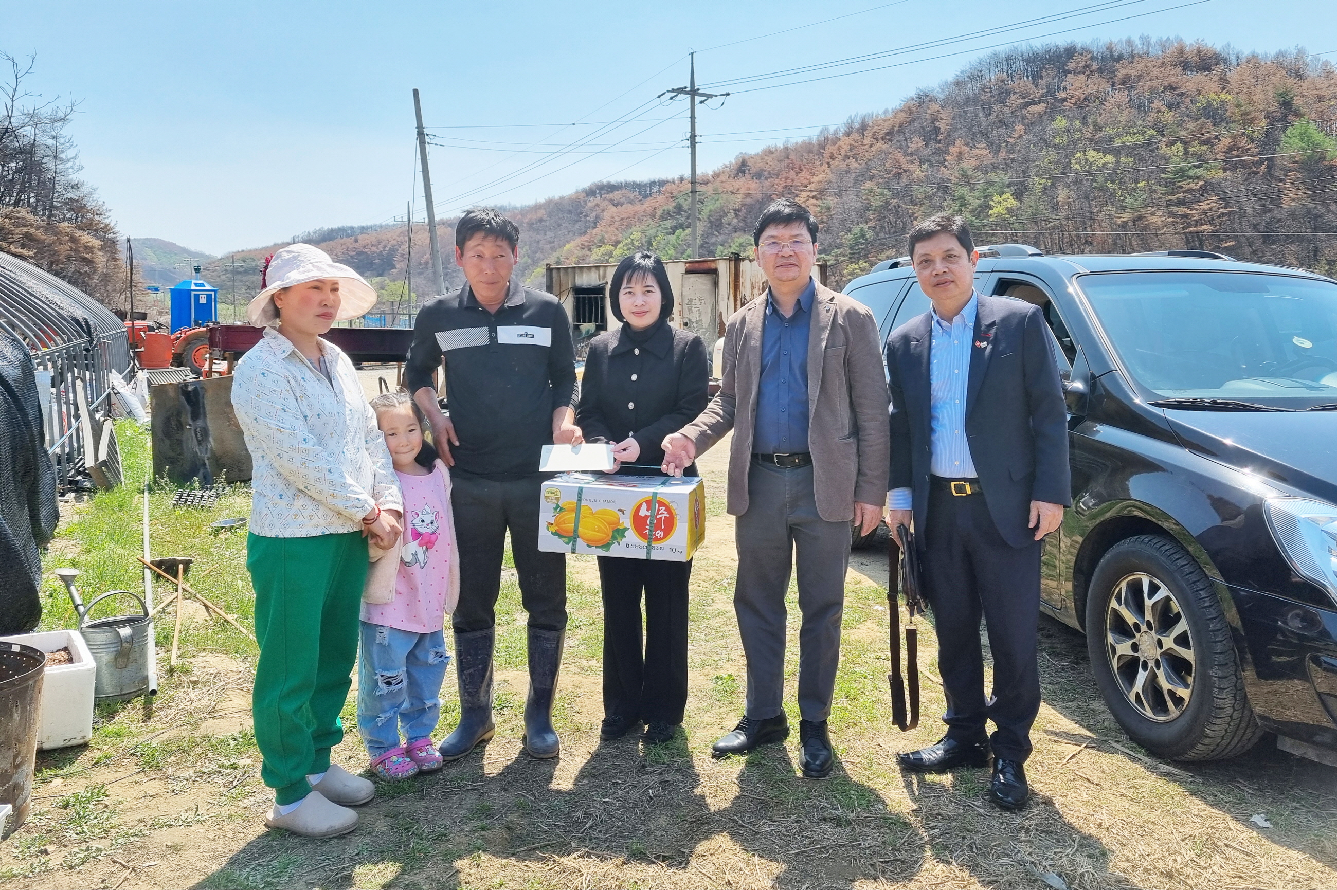 베트남 대사관 일행, 베트남 결혼이주여성 산불피해가구 방문