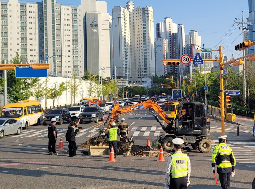 봉담읍 효행초사거리 인근 도로 싱크홀 의심 신고 신속 대응