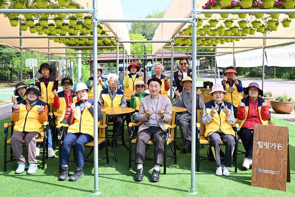 어르신이 가꾼 직동공원 정원…의정부시, 노인일자리 시범사업 현장 확인