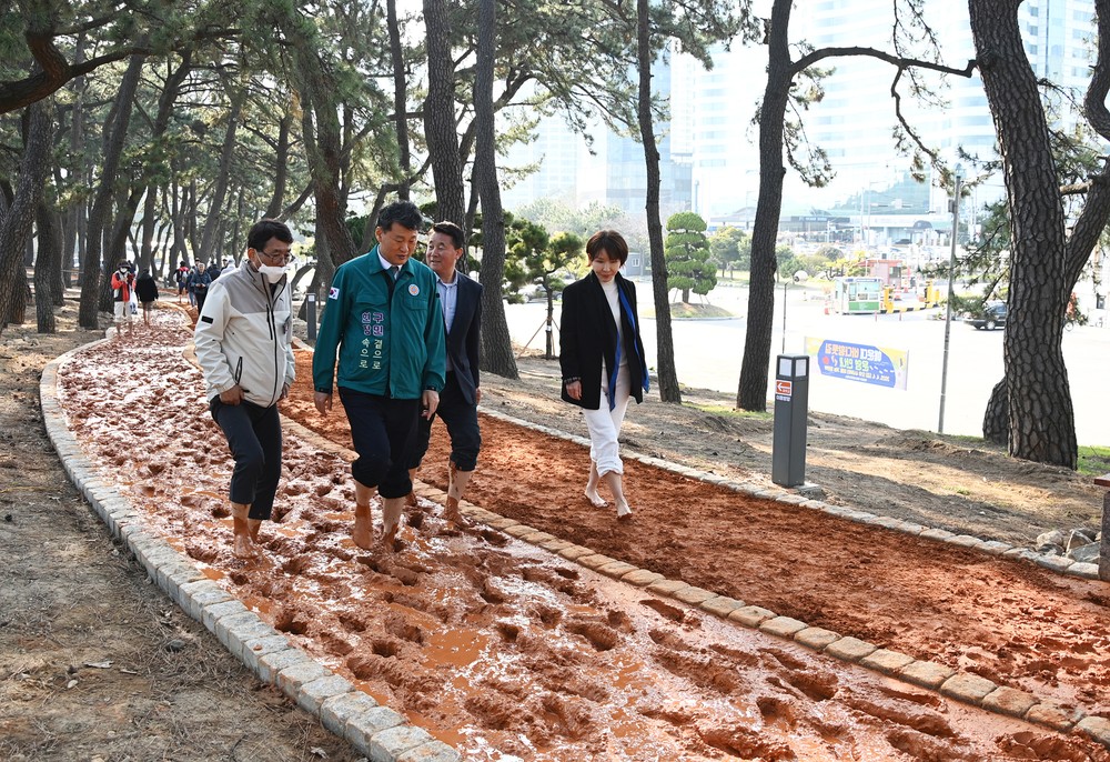 “해운대 바다와 눈 맞추며 황톳길 걸어요” 해운대해수욕장 송림공원, 습식․건식․질퍽길 640m 해운대 바다 황톳길 … 건강․힐링 명소 각광 기대