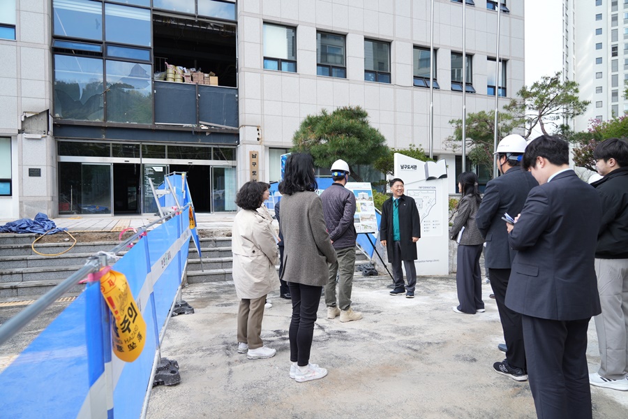 오은택 남구청장, 부산 남구도서관 그린리모델링 사업 공사 현장 방문