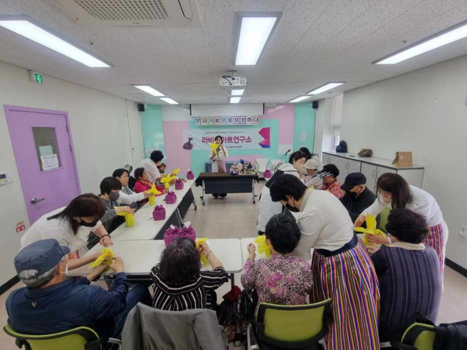 부산 서구 치매안심센터, 힐링 프로그램 「보자기꽃으로 포장하다」 운영