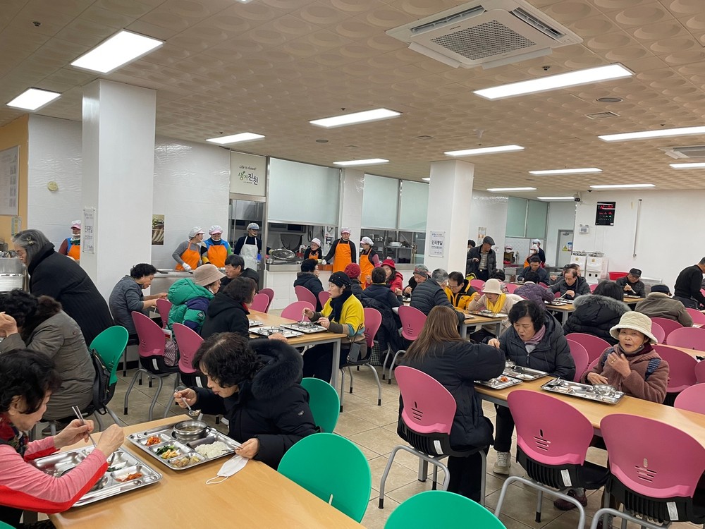 진천군 노인복지관, 사랑 가득한 점심 경로식당 운영