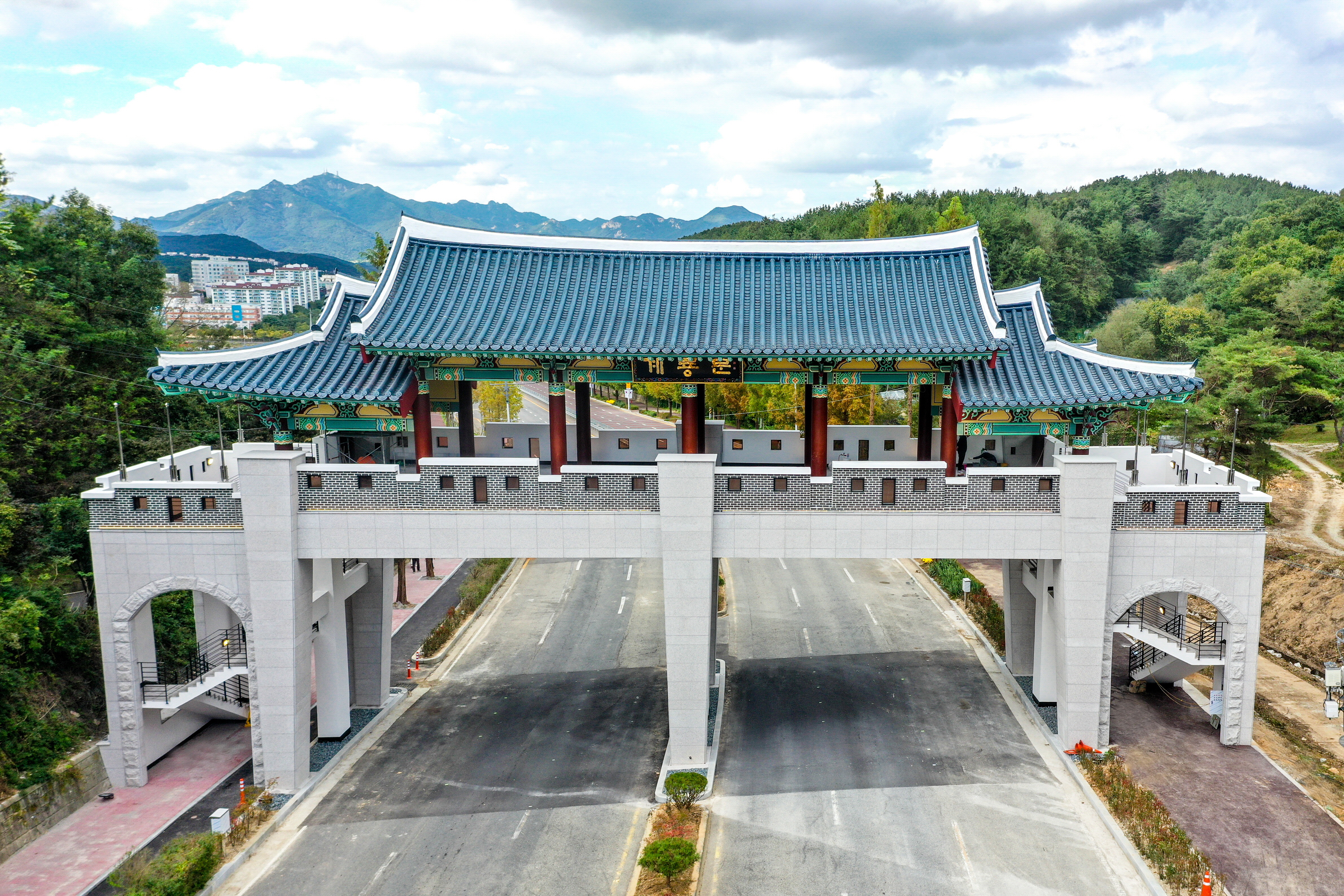 계룡시, ‘계룡문’ 지붕마루 보수 마무리