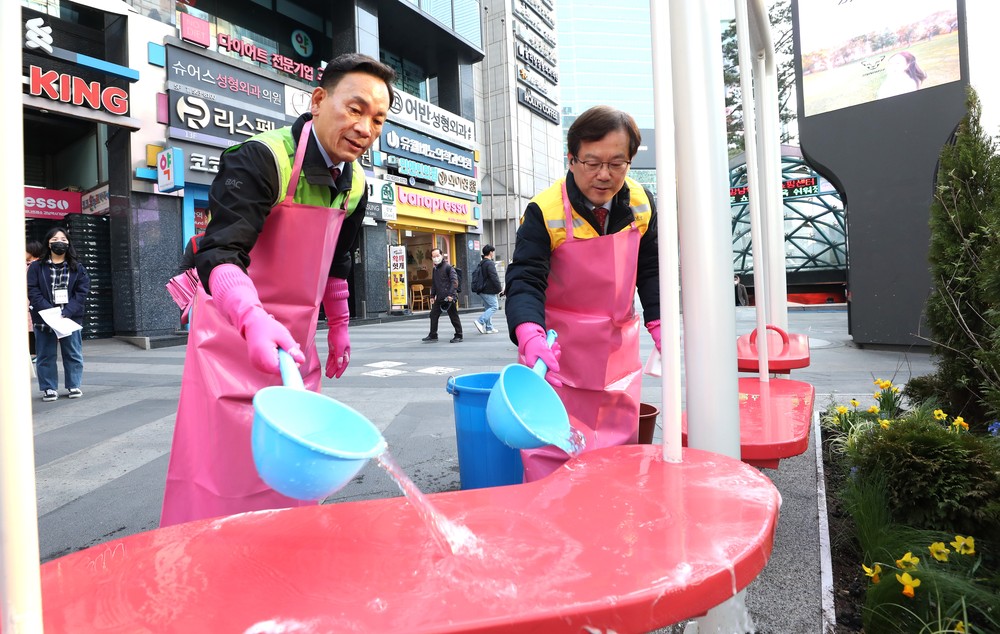강남구, 봄맞이 대청소 실시…300여 명 참여