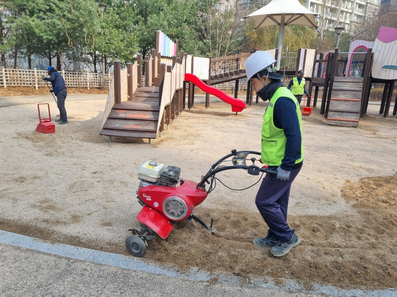안전한 모래 놀이터, 중랑이 만든다! 중랑구, 어린이 모래 놀이터 20개소 소독 실시