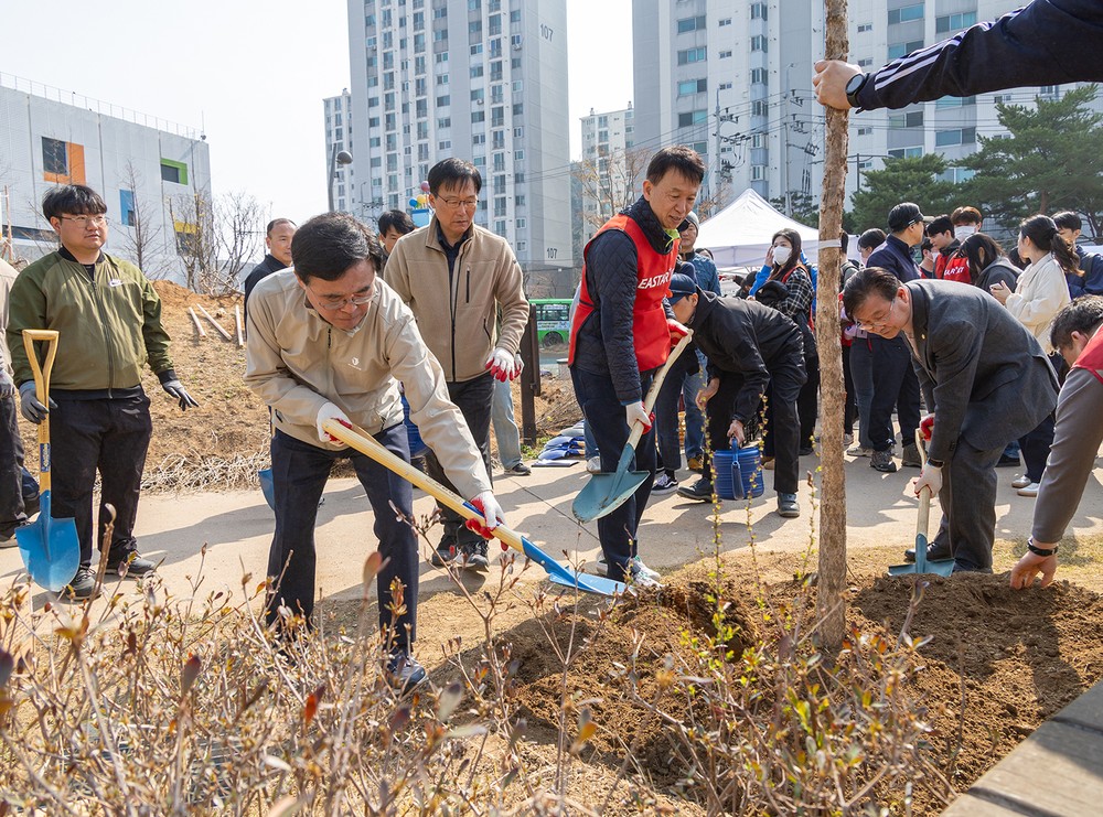 진교훈 강서구청장, 제80회 식목일 기념행사 참석…나무 심으며 환경보호 중요성 알려