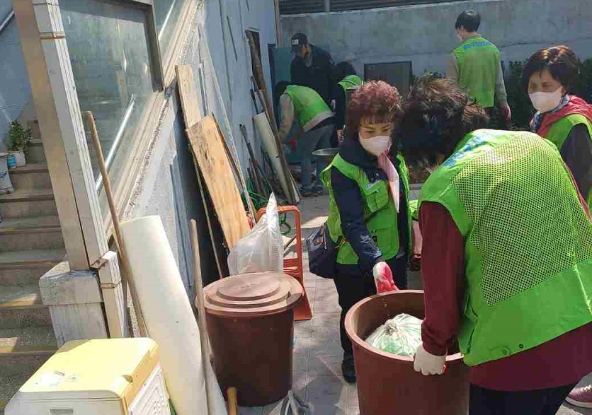 “비우고, 함께해요” 자양1동, 봄맞이 경로당 대청소 실시