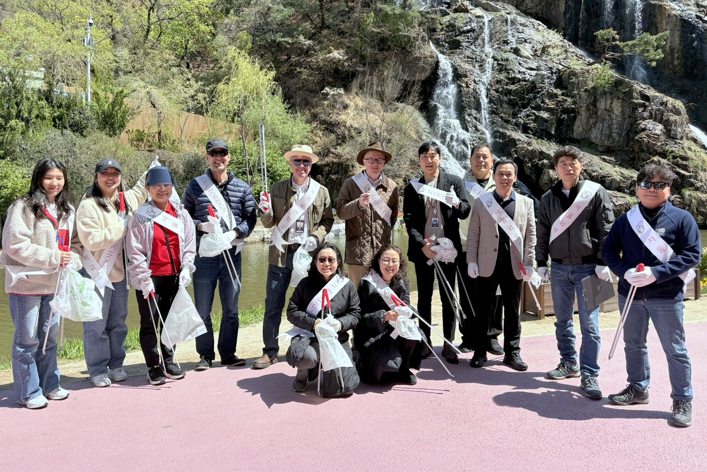 서울외국인학교 임직원, 신촌역·홍제천 주변 환경정화 활동으로 귀감