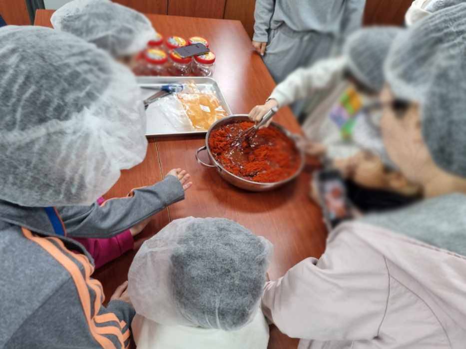 영천시 드림스타트, 전통 식품 만들기 체험 ‘매콤이 달콤이’ 고추장, 오란다 만들며 전통 문화 익혀요!