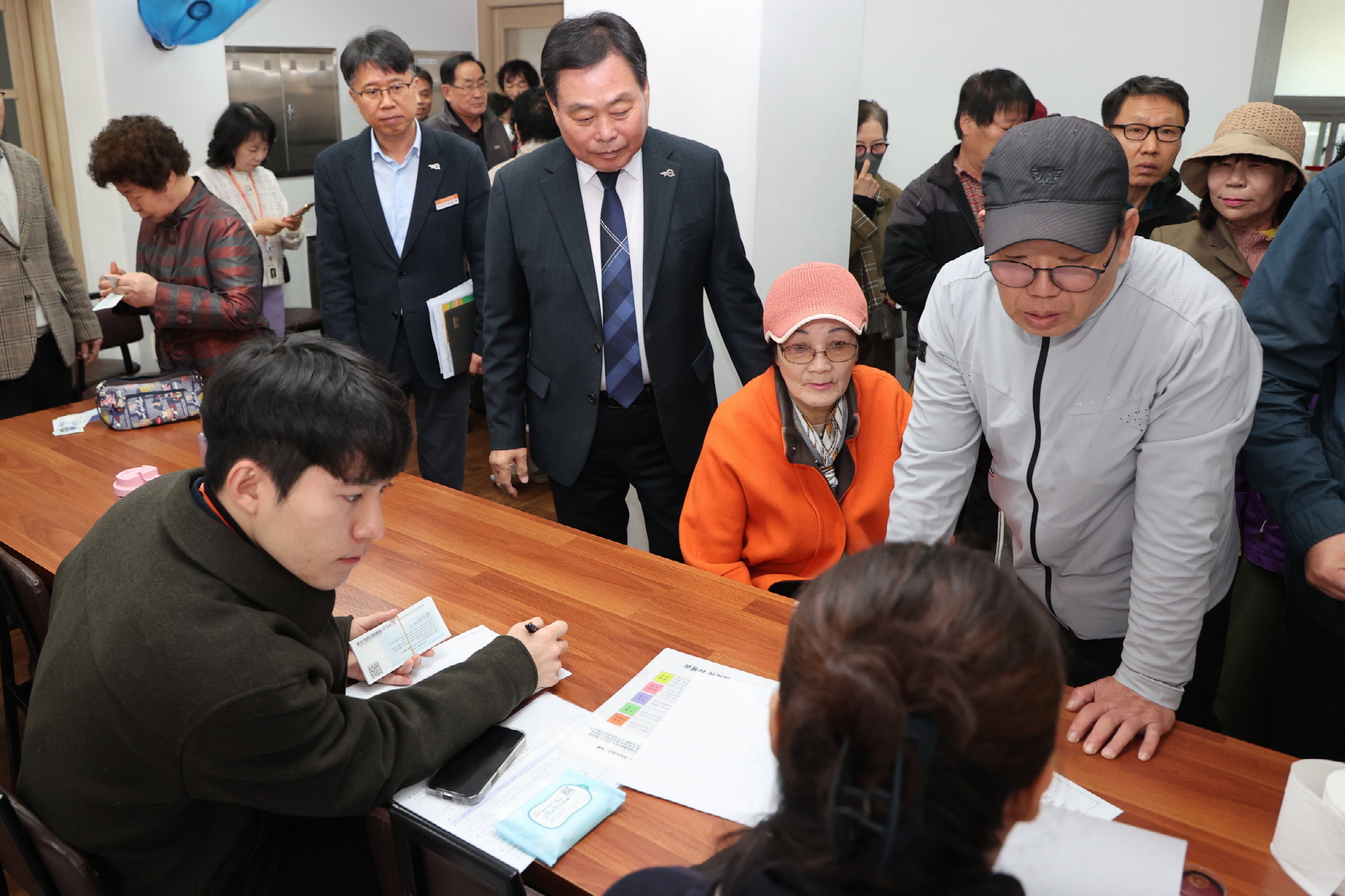 김산 무안군수, 민생회복지원금 지급 현장 점검