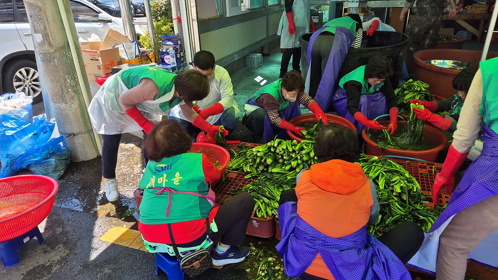 국동 새마을회, 사랑의 갓김치 150세대 전달