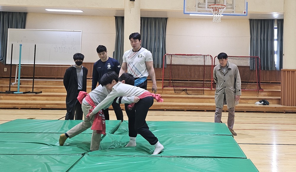 영암군민속씨름단, 구림초서 찾아가는 씨름교실