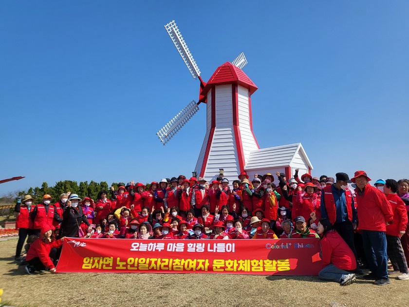 임자면 노인일자리 참여 어르신들, 섬 튤립축제서 봄의 정취 만끽