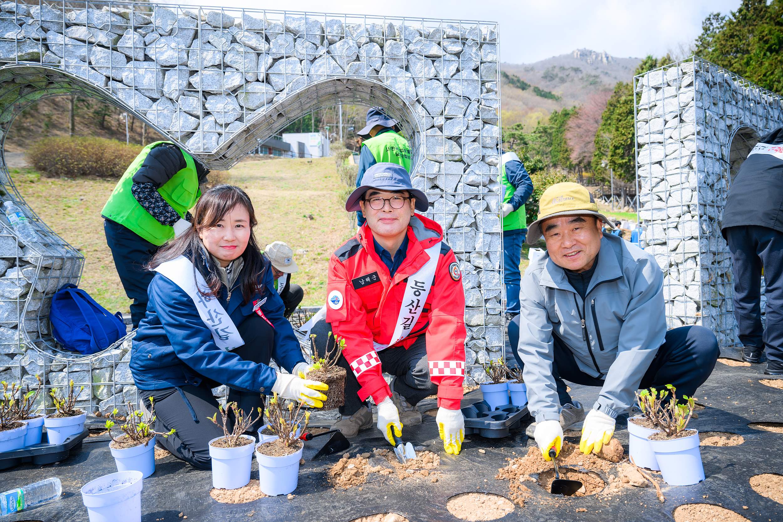 남해군, 식목일 맞이‘푸른남해만들기’나무심기 행사