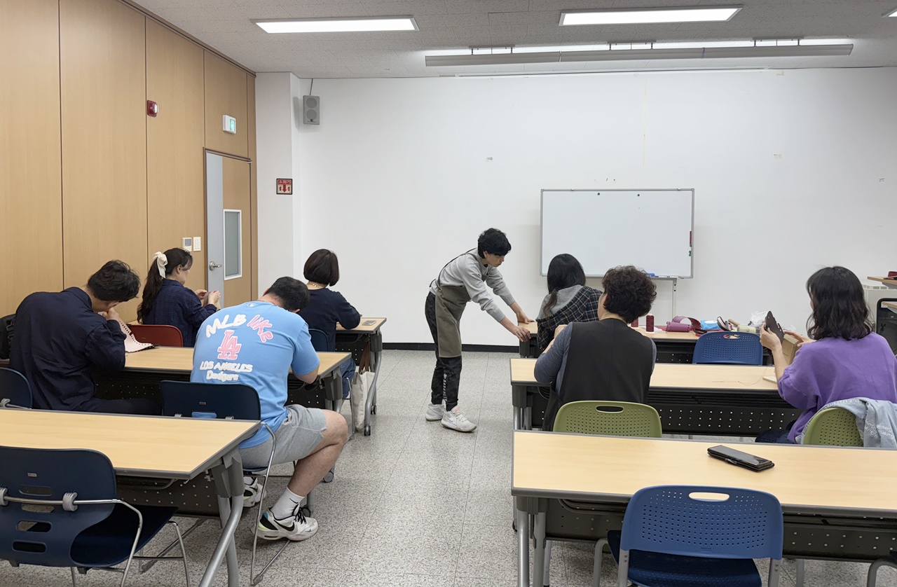 함안군립 칠원도서관 4월 원데이클래스‘가죽공예’성료