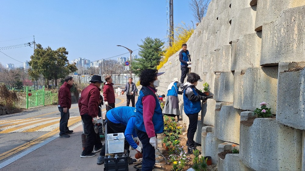 주민이 함께 만든 꽃길, 문원동 유휴공간에 새 생명 “활짝”