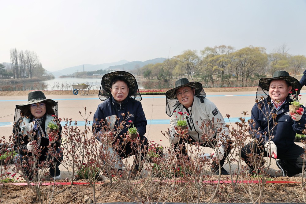 가평군, 자라섬 식목행사로 관광객 맞이 준비
