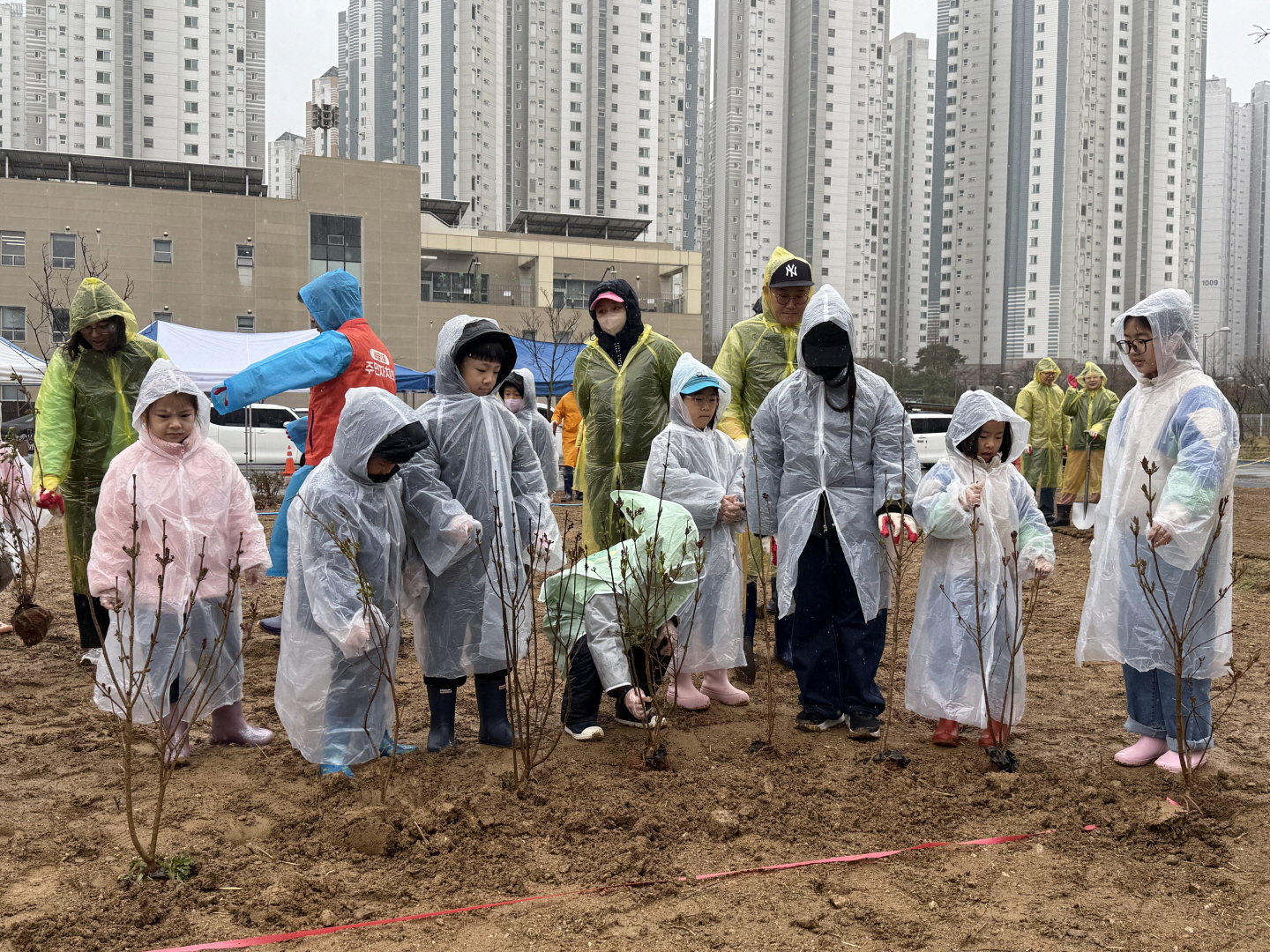 시흥 배곧1동, 식목일 기념 나무 심기 행사로 친환경 마을 만들기 힘써