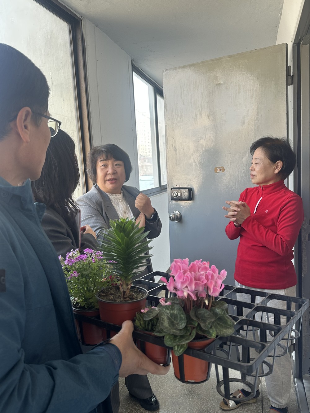오학동지역사회보장협의체, 어르신들을 위한 반려 식물을 제공