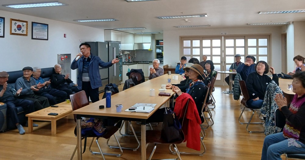 간석3동, 경로당 활성화 위해 동장과 함께 노래 교실 진행