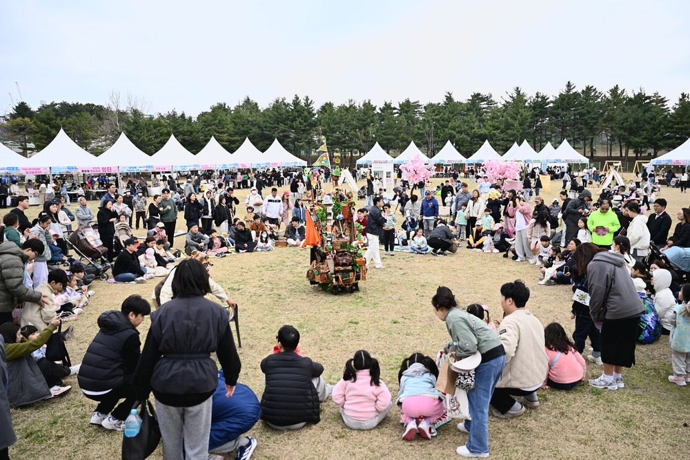 벚꽃 만개 속 열린 2025 영랑호 벚꽃축제, 성황리 마무리