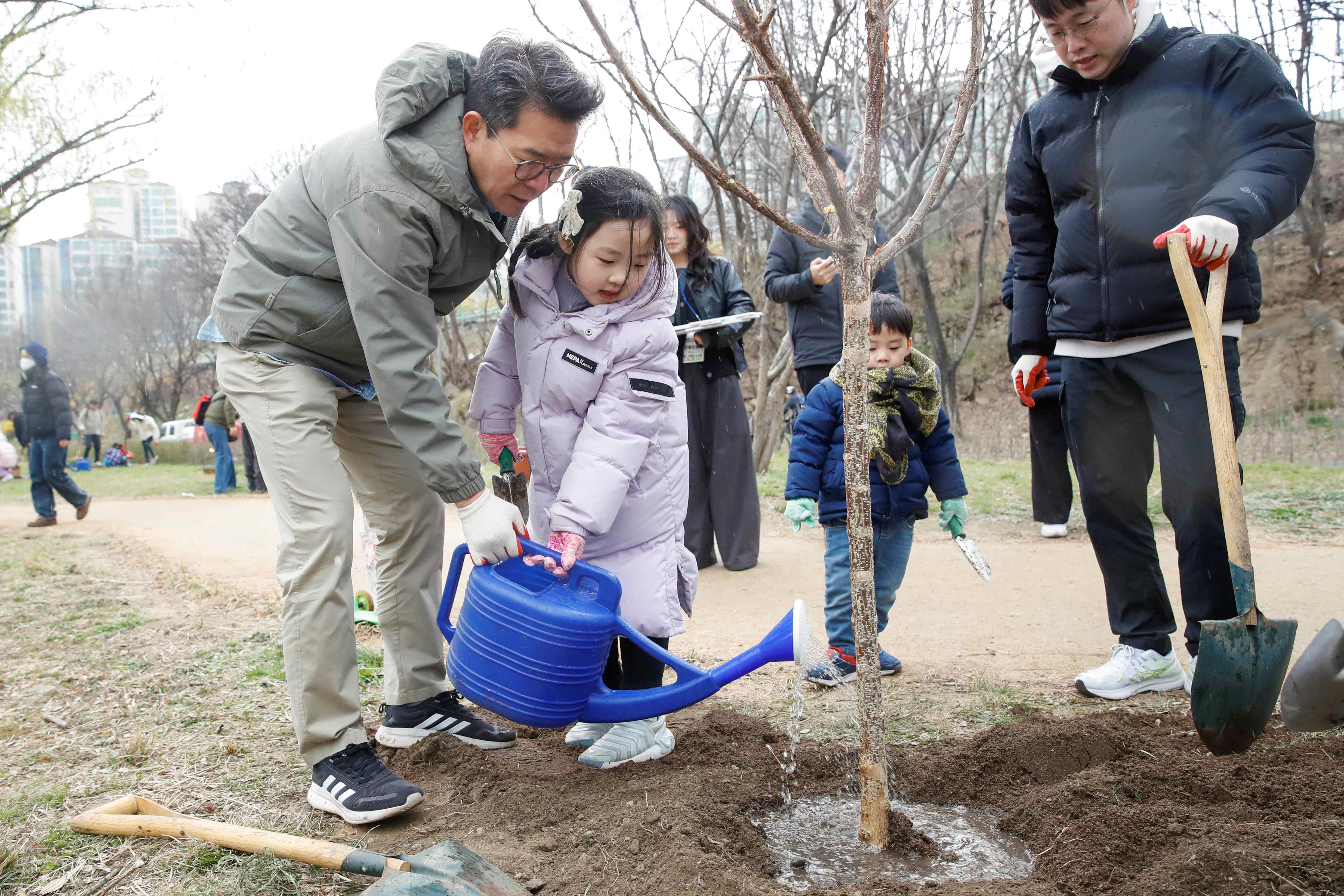성동구, 어린이들과 함께 미래 심는 나무심기 행사 가져