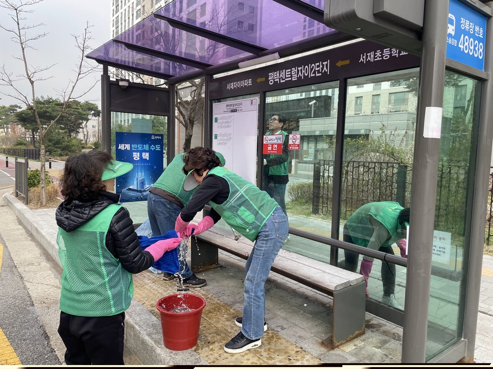 동삭동 새마을회, 봄맞이 버스 승강장 청소