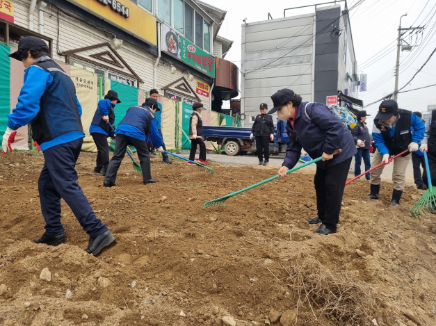파주시 문산읍 실버경찰대, 꽃밭조성으로 ‘마을경관 살리기’추진