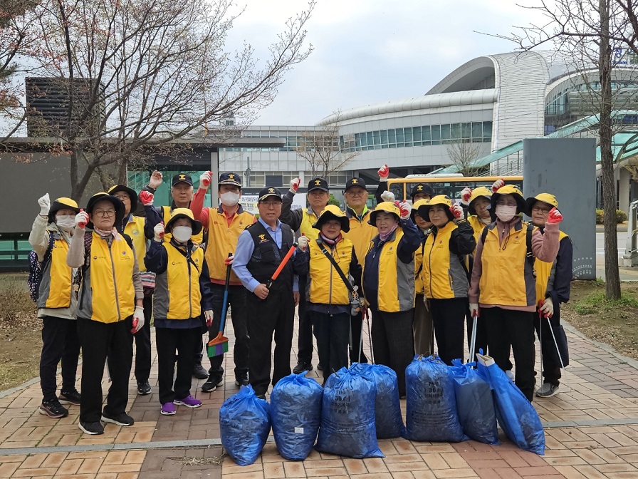 운정1동 실버경찰대, 봄맞이 마을 환경정화 활동 실시
