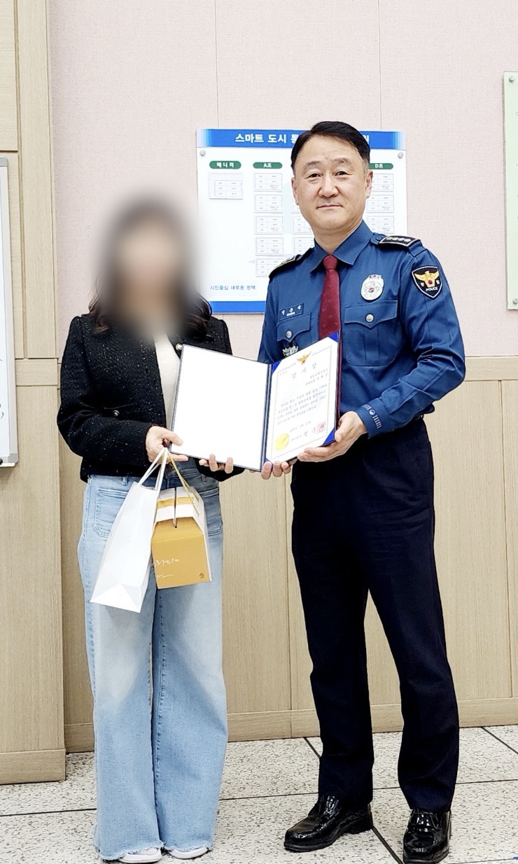 평택시 스마트도시통합센터 방범 CCTV 관제요원의 평택경찰서장 감사장 수여