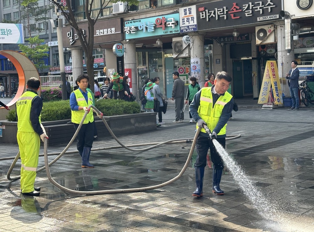 안양시 동안구,‘봄맞이 물청소’로 깨끗하게