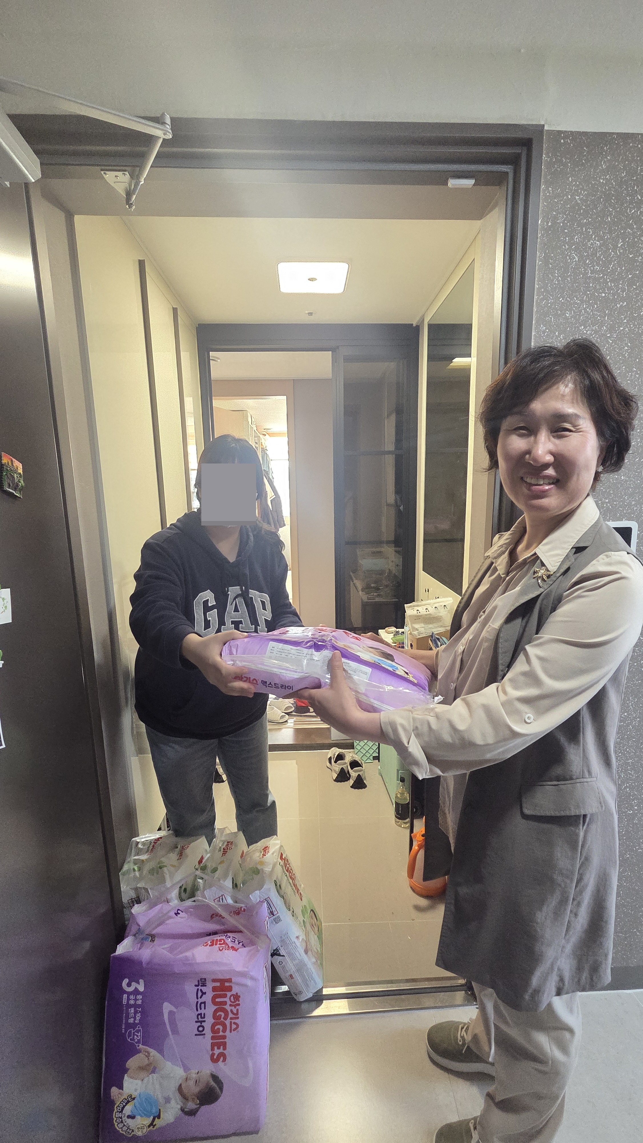 망미1동, 쌍둥이 여아에게 후원 기저귀 전달