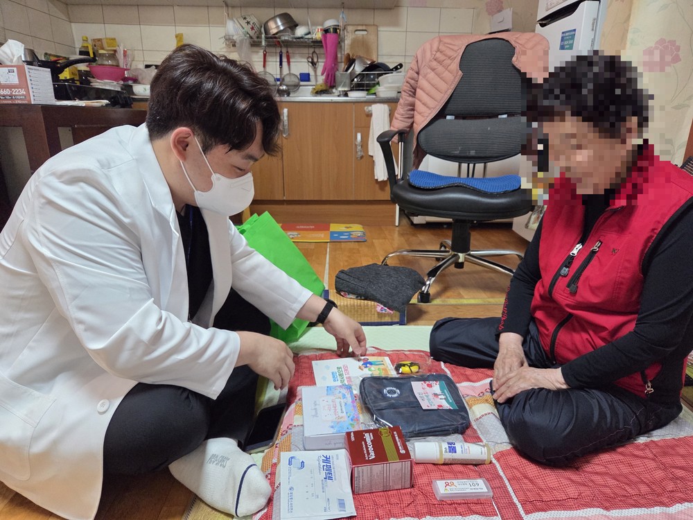 송탄보건소, 2025년 가정의 달 맞아 홀몸 어르신 ‘건강하세효(孝) 꾸러미’ 전달
