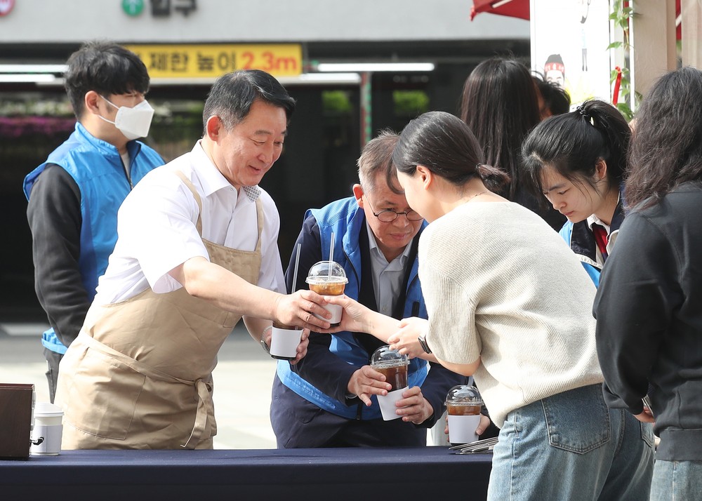 커피차 출동! 근로자의 날 출근 서구청 직원들 위한 깜짝 이벤트