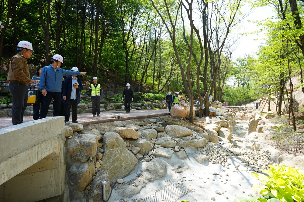 이승로 성북구청장, 오동공원 생태계류원 조성 현장 점검