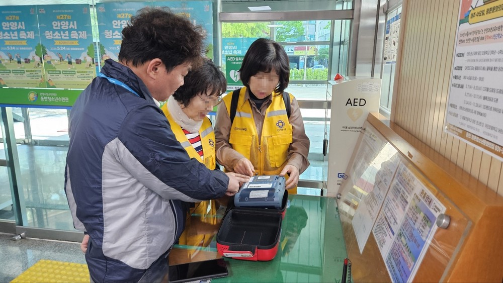 안양시 동안구보건소·안양시니어클럽, 자동심장충격기(AED) 관리사업단 운영 ‘심장을 살리는 손길’… 노인 일자리와 지역 안전 두 마리 토끼 잡는다