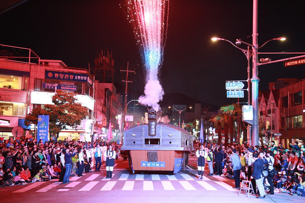 제59회 여수거북선축제, 5월 3일부터 5일까지 개최
통제영길놀이부터 30여 개의 체험행사까지 ‘풍성’
상권 활성화 위해 프리마켓, 낭만포차 10% 할인, 진남상가 룰렛 이벤트 진행