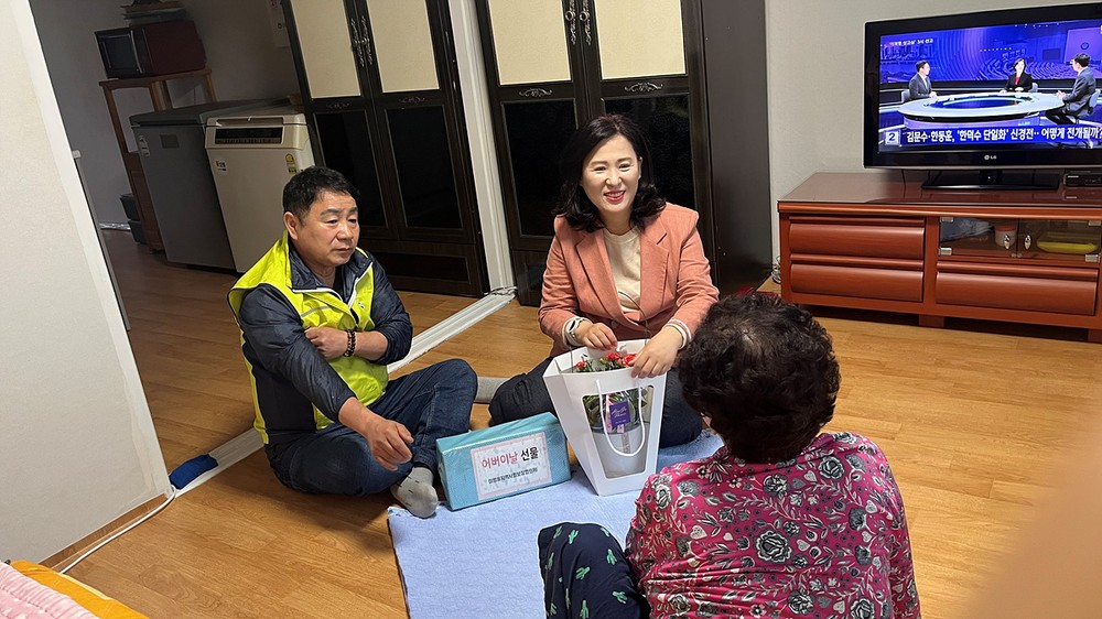 여수시 미평동, 5월 가정의 달 맞아 취약계층에 선물 전달
카네이션 화분 및 두유 세트, 치킨·피자 쿠폰 등 5만 원 상당 꾸러미 지원