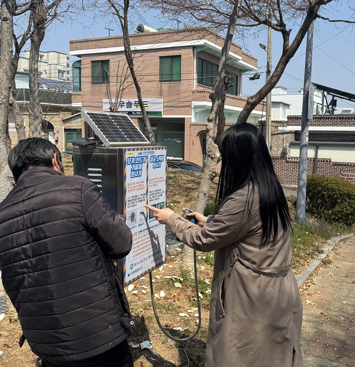 여수시, 해충기피제 분사기 신규 설치 및 일제 점검에 나서
외국인도 쉽게 이용할 수 있도록 영어 병행 표기