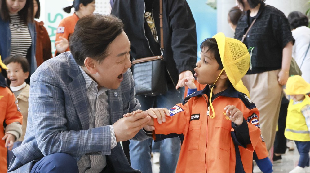 전북도청이 놀이터가 됐다…김관영 지사, 어린이들과 함께한 특별한 봄날