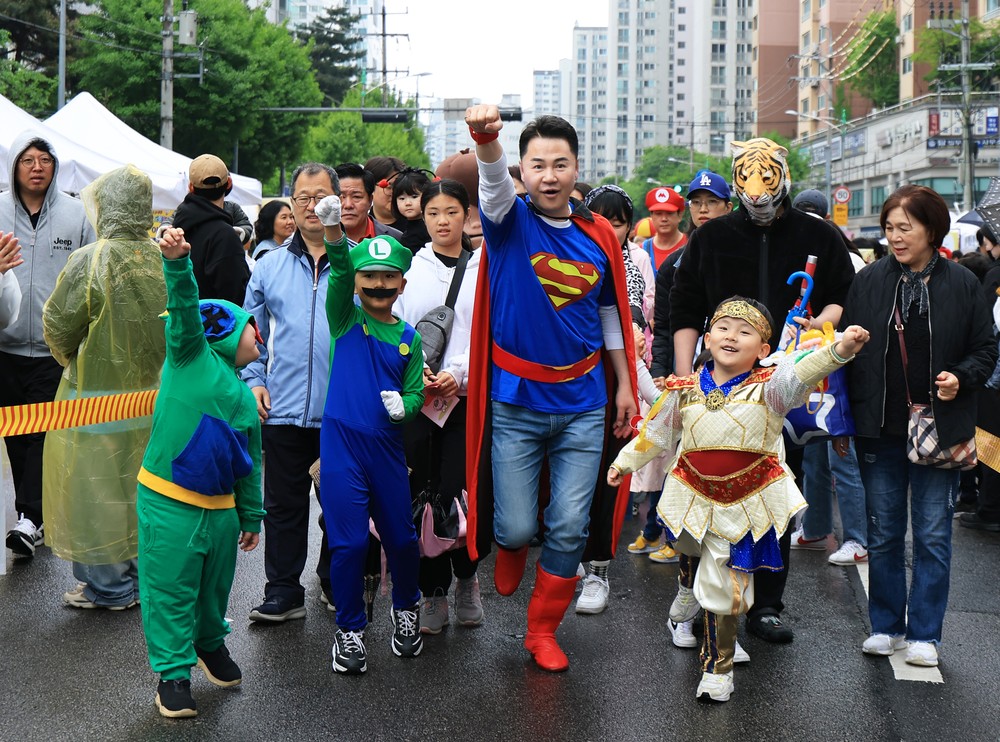 오언석 도봉구청장, 어린이날 슈퍼맨으로 변신