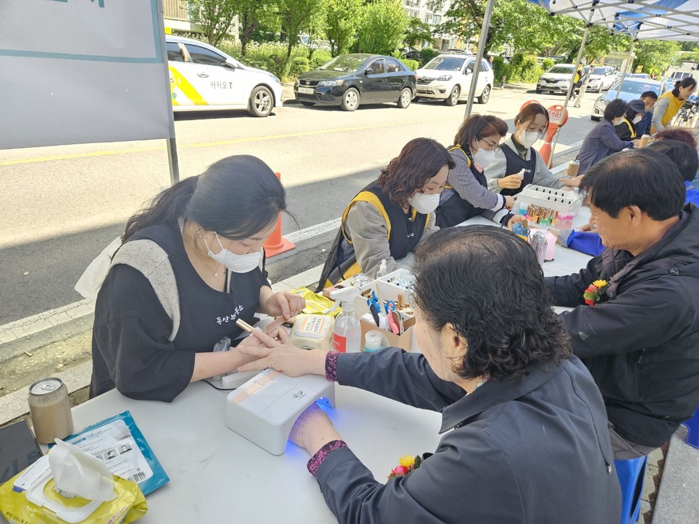 금천구, “어르신 손톱에 봄이 왔어요” 어버이날 맞아 어르신 네일 아트 진행