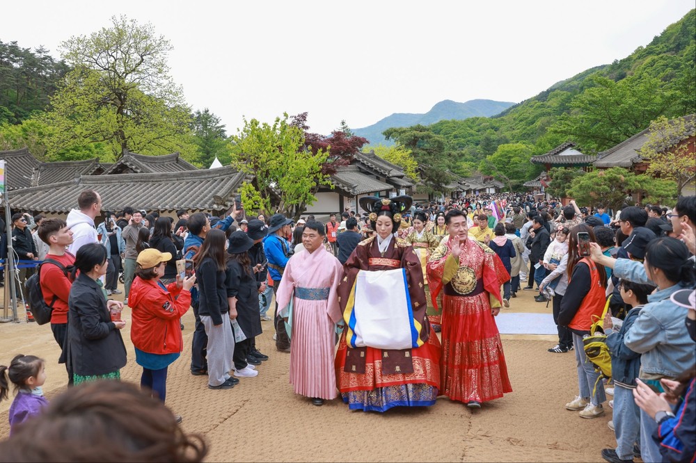 한복으로 담긴 문경찻사발축제