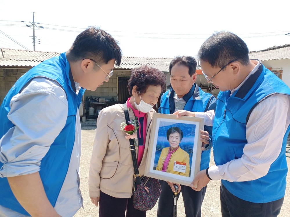 고창군 해리면 지사협, 사랑의 효도 꽃 달아드리기