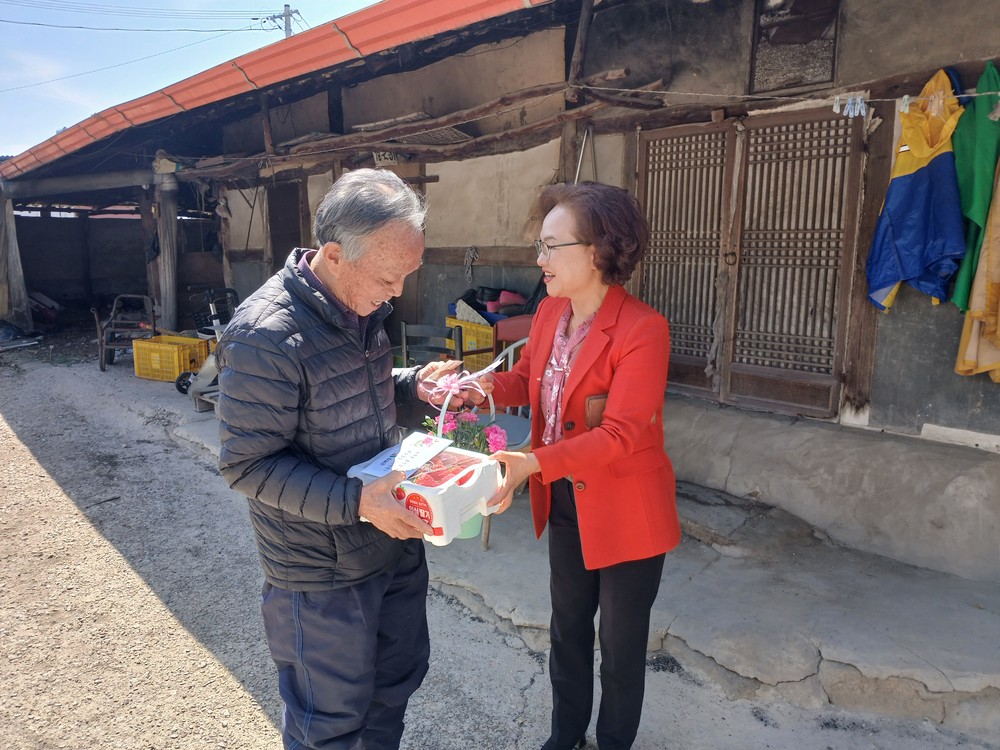 임실군, 노부모 모시는 가정에 효도 물품 전달 어버이날 맞아 90세 이상 노부모를 모시는 가정 143세대에 임실사랑상품권 전달