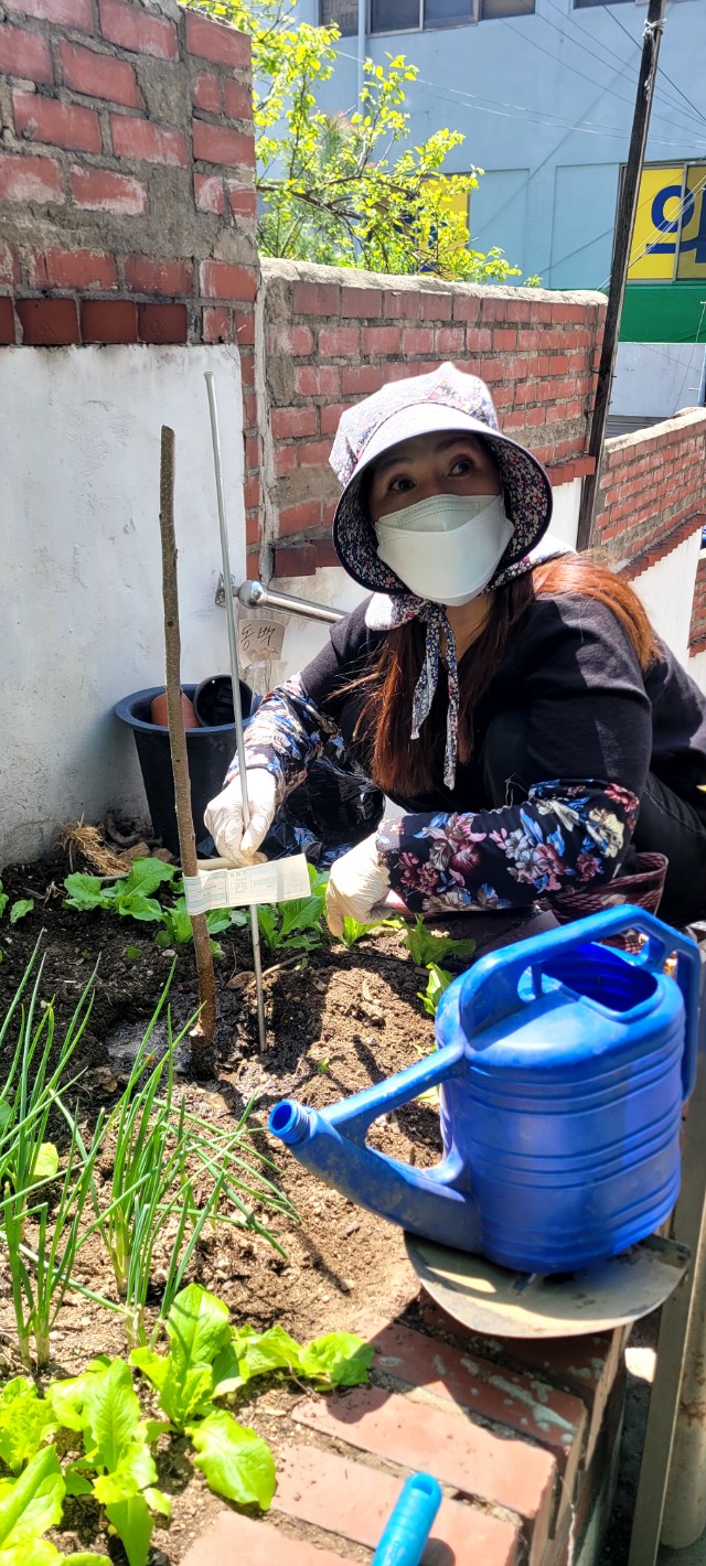 구월3동 통장자율회, 정성 가득 ‘양말목 카네이션’으로 따뜻한 어버이날 선물