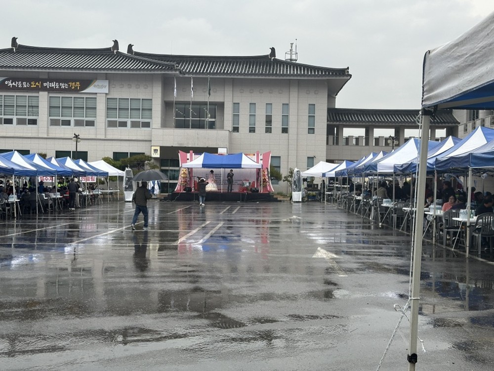 경주 산내면 자율방범대, 어버이날 앞두고 지역 어르신 초청 경로잔치 열어